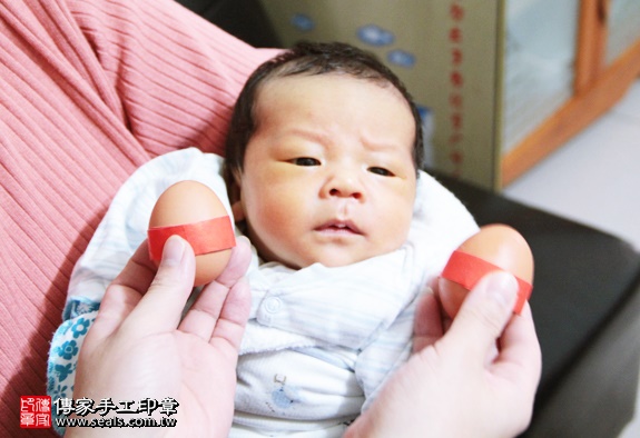 剃胎毛、滿月剃頭、嬰兒剃頭、嬰兒理髮、嬰兒剃髮、嬰兒剃胎毛、嬰兒滿月剃頭、寶寶剃頭、剃胎毛儀式、剃胎毛吉祥話、滿月剃頭儀式、滿月剃頭吉祥話、寶寶剃胎毛、寶寶滿月剃頭理髮、 新北三重區剃胎毛、新北三重區滿月剃頭、 新北三重區嬰兒剃頭剃胎毛、新北三重區嬰兒理髮、新北三重區嬰兒剃髮、吳寶寶(新北三重區到府嬰兒寶寶滿月剃頭理髮、免費到府嬰兒剃胎毛儀式吉祥話)。到府剃頭剃胎毛主持、專業拍照、DVD光碟、證書。★購買「臍帶章、肚臍章、胎毛筆刷印章」贈送：剃頭、收涎、抓周，三選一。2016.01.10 照片3